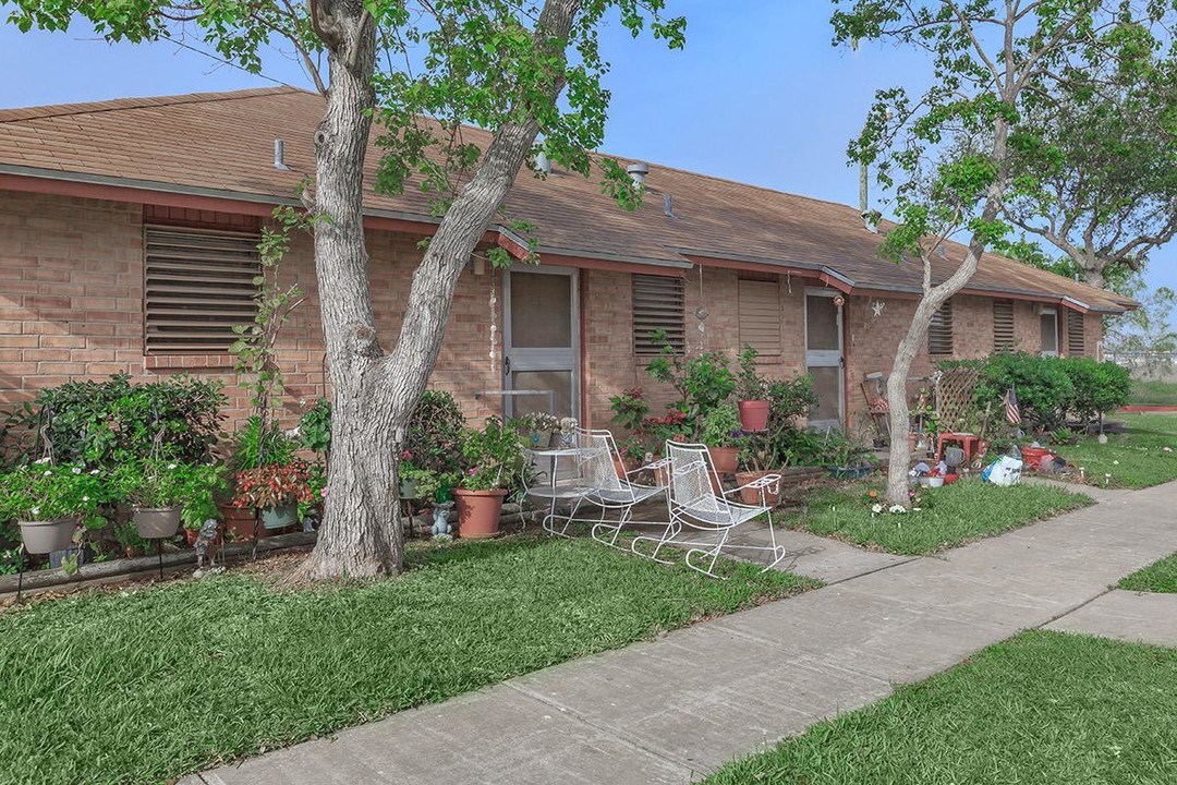 El Paraiso Apartments in Corpus Christi, TX - Building Photo