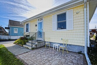 16 Monroe St in Milford, CT - Building Photo - Building Photo