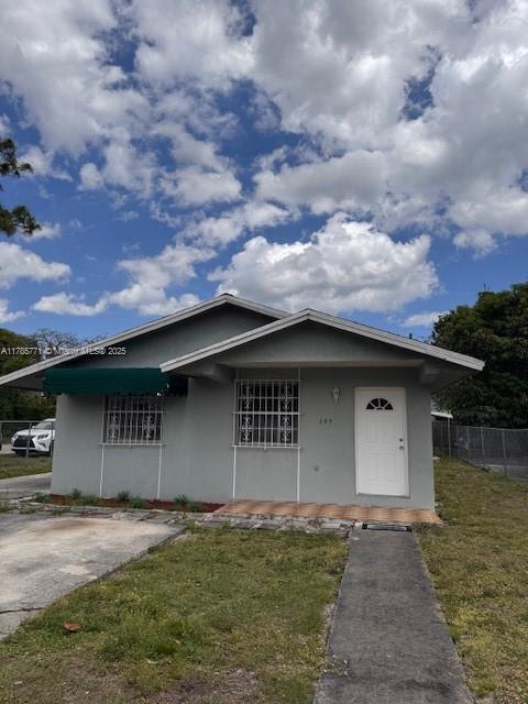 285 Seaman Ave in Opa Locka, FL - Foto de edificio