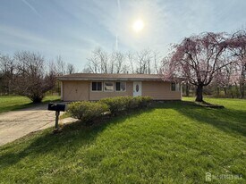 8 Poe Ct in Kendall Park, NJ - Building Photo