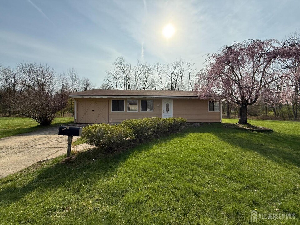 8 Poe Ct in Kendall Park, NJ - Foto de edificio