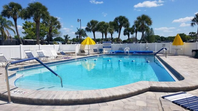 7402 Demure Ln in New Port Richey, FL - Foto de edificio - Building Photo