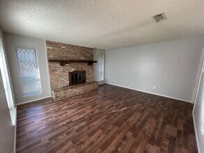 8236 El Retiro Rd in Fort Worth, TX - Foto de edificio - Building Photo