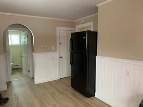 8 Walnut St, Unit First Floor in Rochester, NH - Building Photo - Building Photo