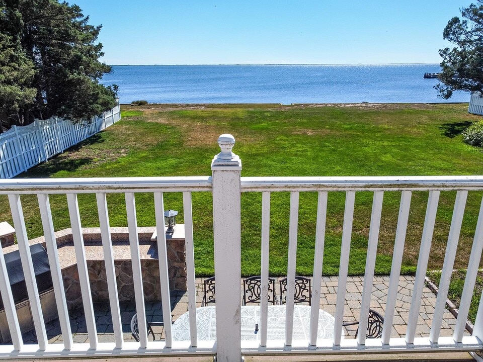 8 Bay Rd in East Patchogue, NY - Building Photo