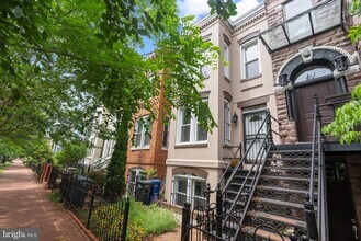 1126 G St NE in Washington, DC - Building Photo - Building Photo