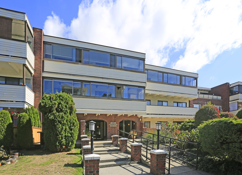 The Dorchester in White Rock, BC - Building Photo