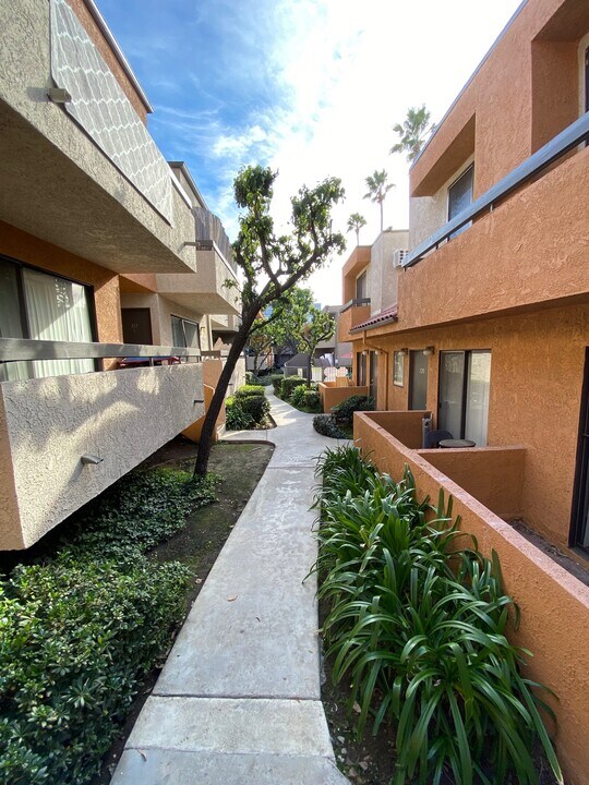 Villa Marbella Apartments in Van Nuys, CA - Building Photo