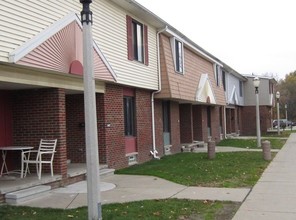 LaRoy Froh Townhouses in Lansing, MI - Building Photo - Building Photo