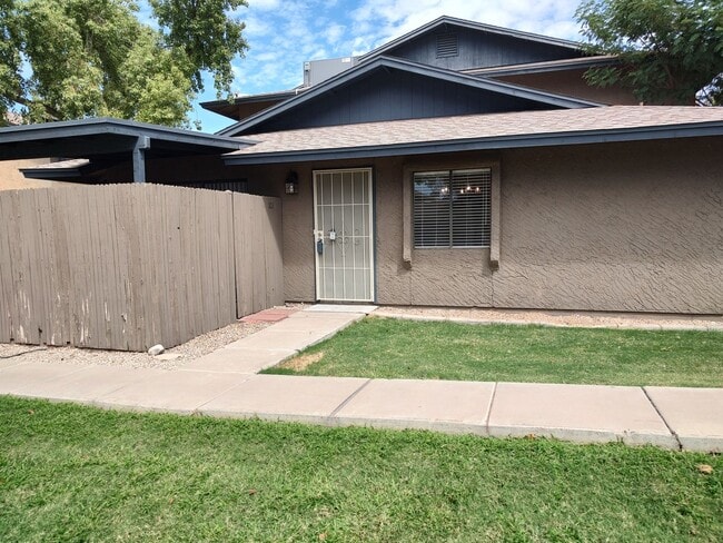 property at 286 W Palomino Dr