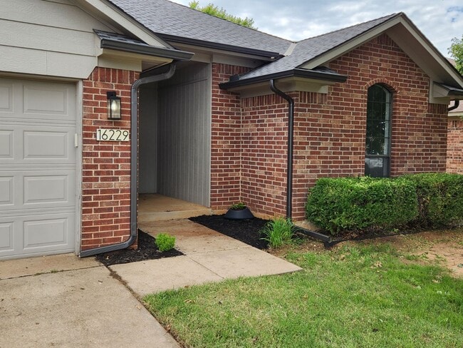 16229 Seminole Dr. in Edmond, OK - Foto de edificio - Building Photo