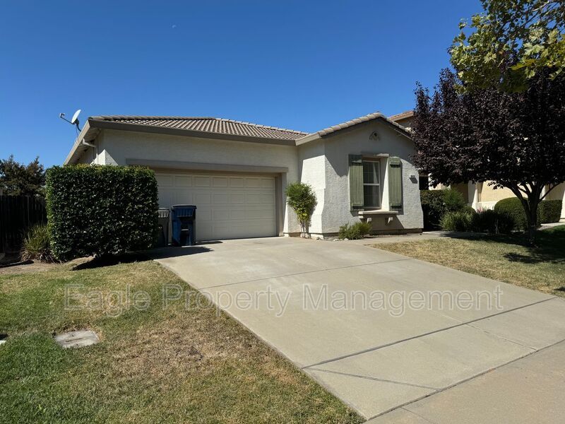 8622 Neopolitan Way in Elk Grove, CA - Foto de edificio