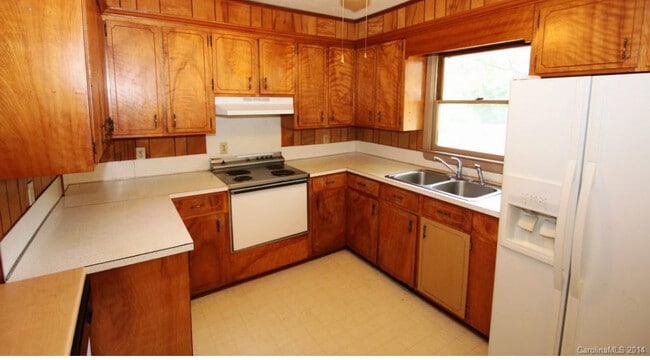 302 Wilkes Dr in Monroe, NC - Building Photo - Building Photo