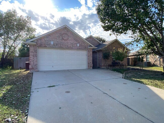 8621 Lariat Cir in Fort Worth, TX - Building Photo - Building Photo