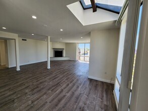 626 N Isabel St, Unit 301 in Glendale, CA - Building Photo - Building Photo