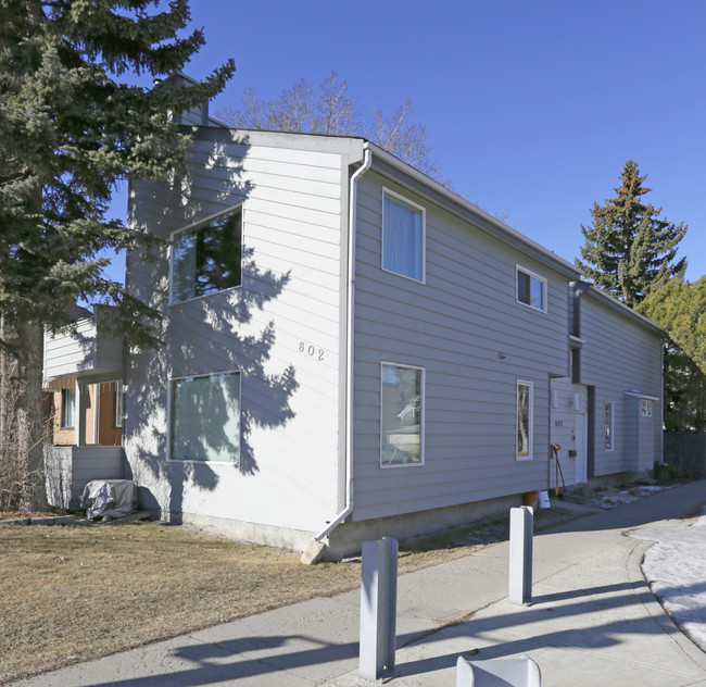 802 Memorial Dr NW in Calgary, AB - Building Photo - Primary Photo