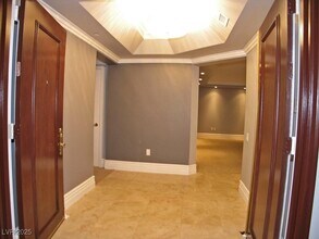 2747 Paradise Rd in Las Vegas, NV - Foto de edificio - Building Photo