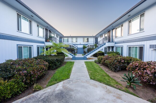 Bay Park Apartments in San Diego, CA - Foto de edificio - Building Photo