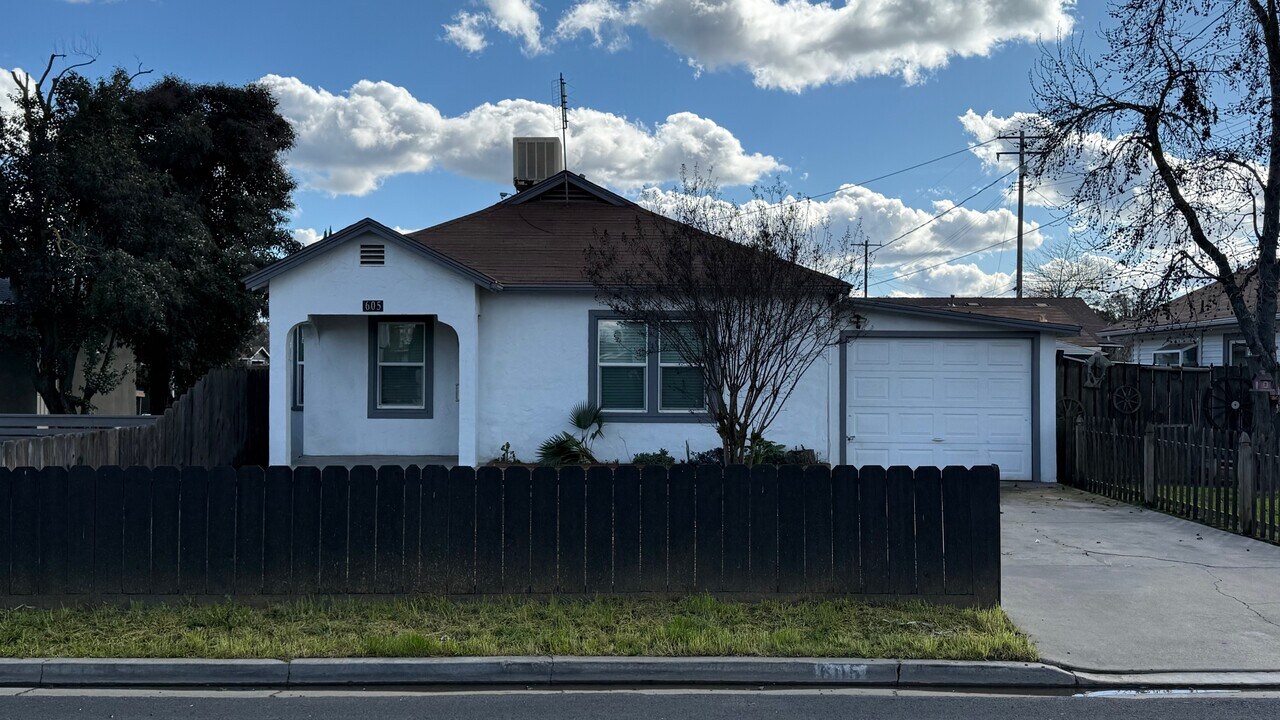 605 E Tulare Ave in Visalia, CA - Building Photo