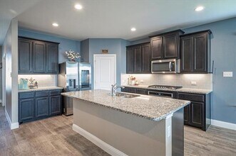 1202 Alderwood Dr in Justin, TX - Building Photo - Building Photo