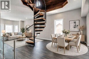 2 Victoria Ave N in Hamilton, ON - Building Photo