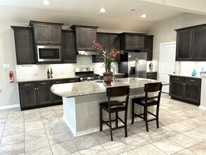 8426 Bay Orchard Dr in Baytown, TX - Foto de edificio - Building Photo