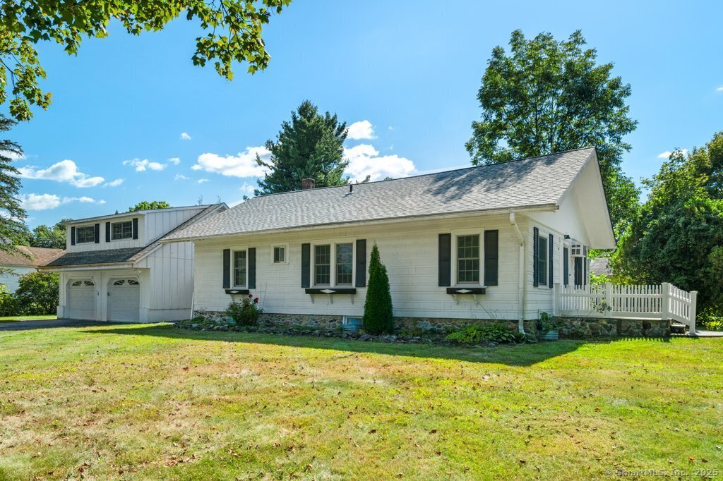 18 Glover Ave in Newtown, CT - Building Photo