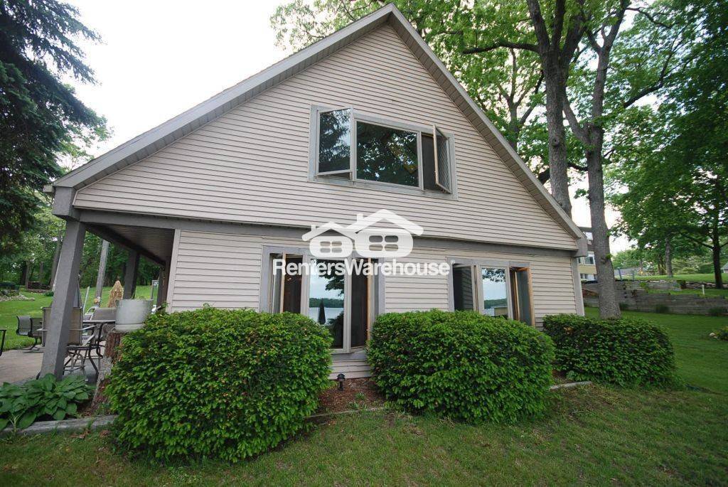 2310 N Lake Dr in Oconomowoc, WI - Building Photo