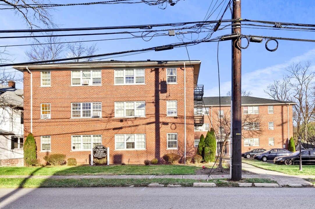 Colonial Court in Westwood, NJ - Foto de edificio