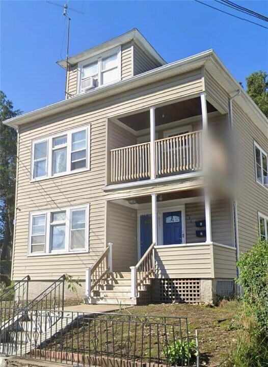 694 Killingly St in Johnston, RI - Building Photo