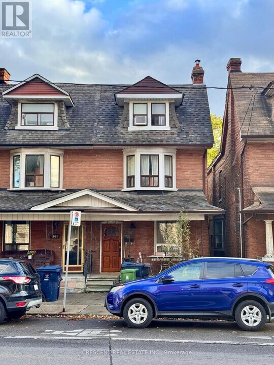 1057 Davenport Rd in Toronto, ON - Building Photo