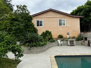 1054 E Providencia Ave, Unit #B in Burbank, CA - Building Photo - Building Photo