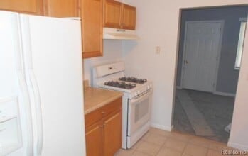 2443 Hester Ct in Keego Harbor, MI - Building Photo - Building Photo