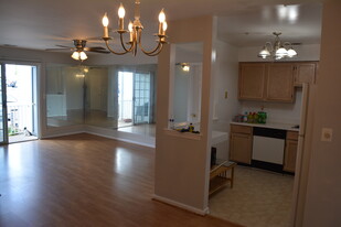 118 Waterford Dr, Unit WATERFORD DRIVE in Edison, NJ - Building Photo