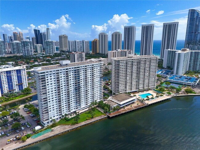 500 Bayview Dr in Sunny Isles Beach, FL - Building Photo - Building Photo