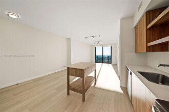 555 NE 8th St, Unit 1308 in Fort Lauderdale, FL - Foto de edificio - Building Photo