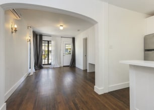 409 Wheeling Way in Los Angeles, CA - Foto de edificio - Building Photo