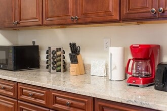 1249 Beacon St, Unit 3 in Brookline, MA - Foto de edificio - Building Photo