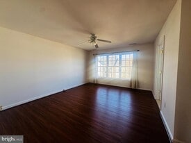 43776 Smith Ferry Square in Leesburg, VA - Building Photo