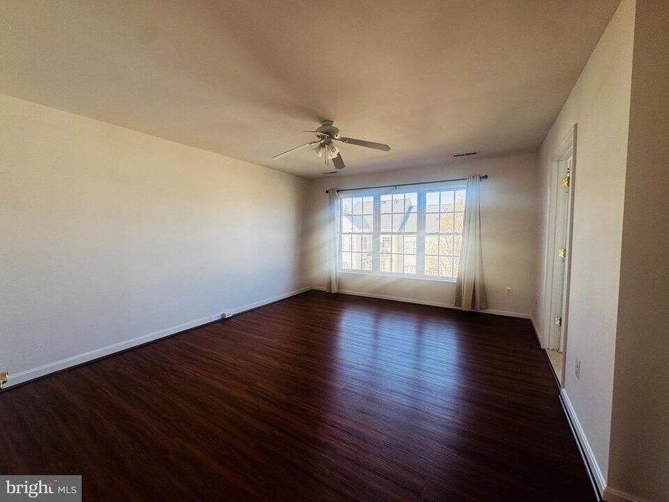 43776 Smith Ferry Square in Leesburg, VA - Building Photo