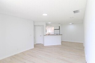 3350 Pinewalk Dr N, Unit 3350 Pinewalk Dr N in Margate, FL - Building Photo