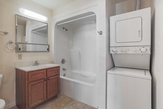 610 Springfield in Champaign, IL - Foto de edificio - Interior Photo