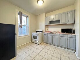 122 Bergen Ave, Unit 1 in Jersey City, NJ - Building Photo