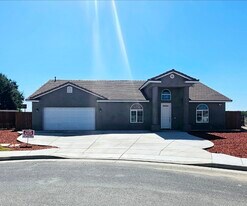 1017 W Orange Ave in Porterville, CA - Building Photo