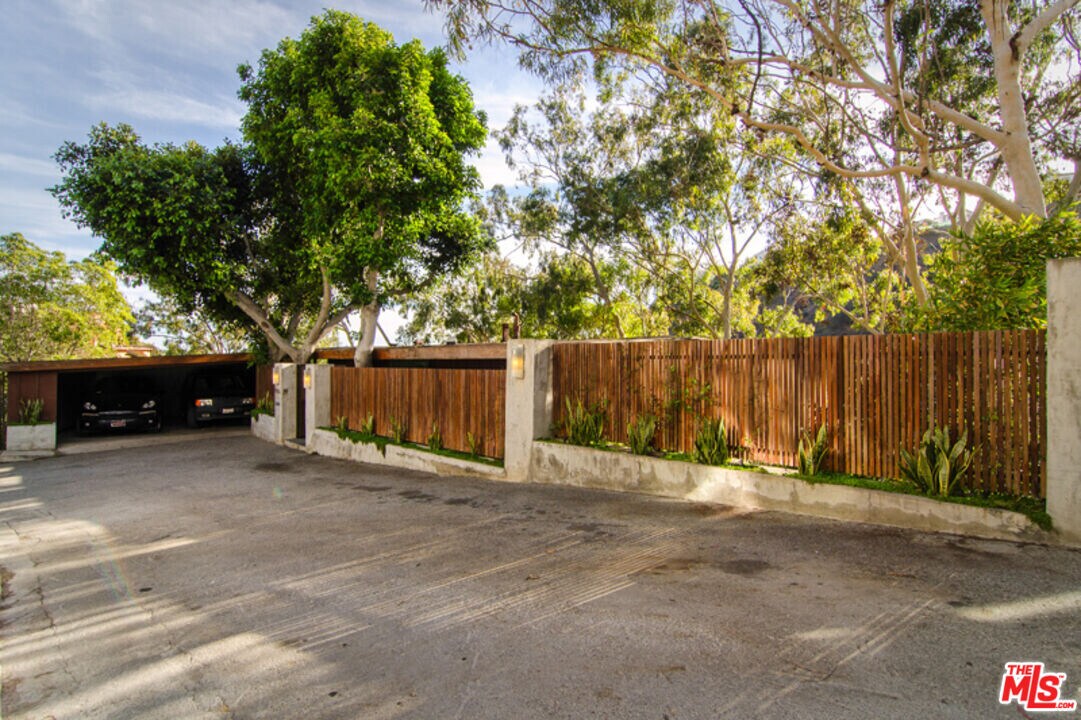 8030 Highland Trail in Los Angeles, CA - Building Photo
