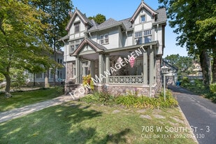 708 W South St in Kalamazoo, MI - Building Photo