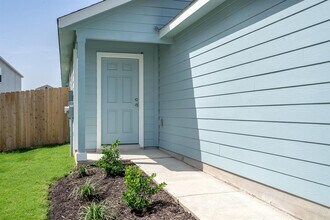 716 Commander Abbott Dr in Jarrell, TX - Building Photo - Building Photo