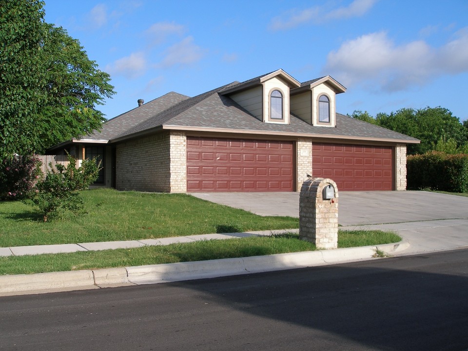 206 San Angelo Ave in Benbrook, TX - Building Photo