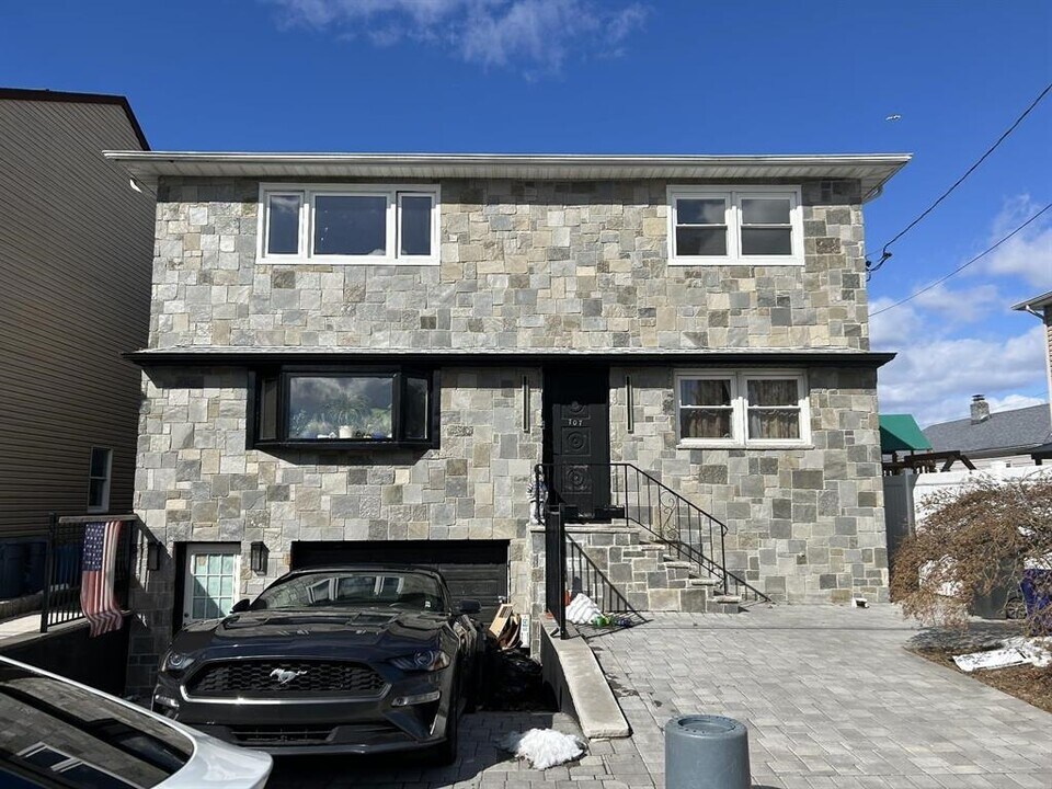 707 Cedar St in Lyndhurst, NJ - Building Photo