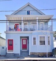 693 Thames St in Newport, RI - Building Photo